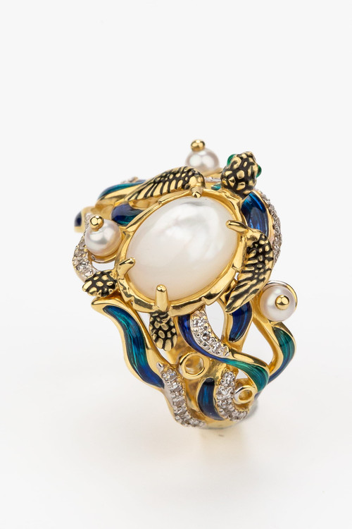 Кольцо из лимонного золота c эмаль , бриллиантами, жемчугом и перламутром