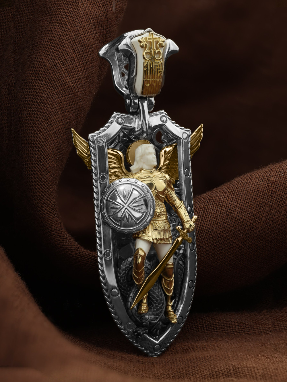 Образок из белого золота c эмаль и бивнем мамонта