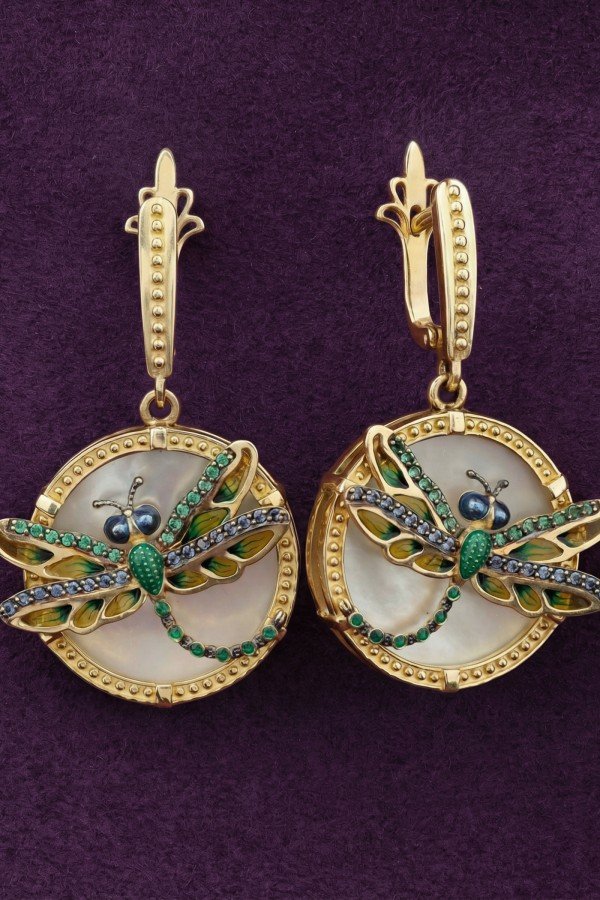 Серьги из лимонного золота c сапфиром, изумрудом, эмалью и перламутром