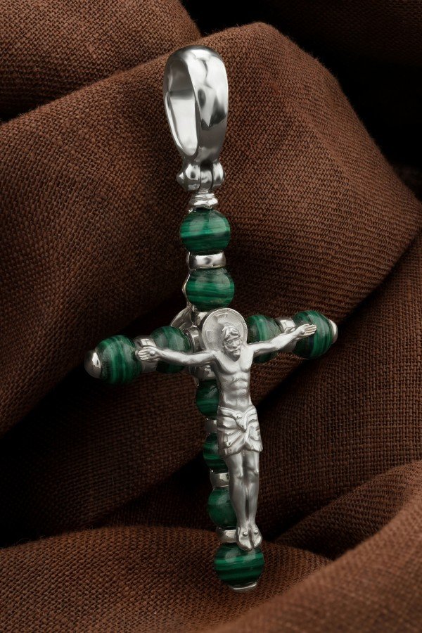 Крест из белого золота c малахитом