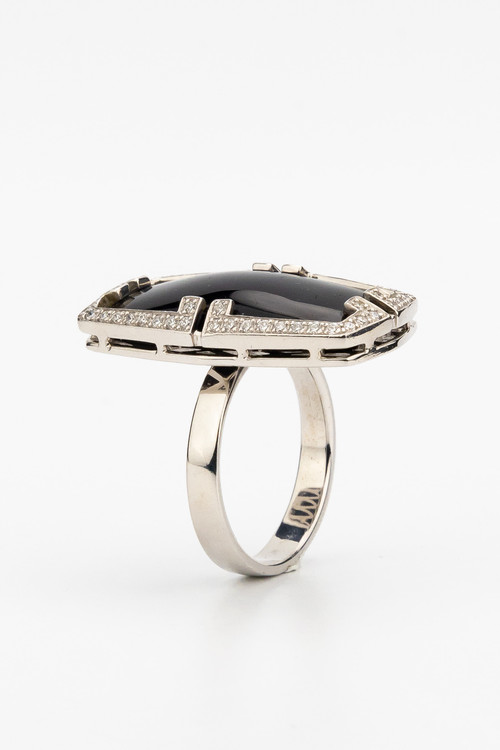 Кольцо из белого золота c бриллиантами, рубином и ониксом