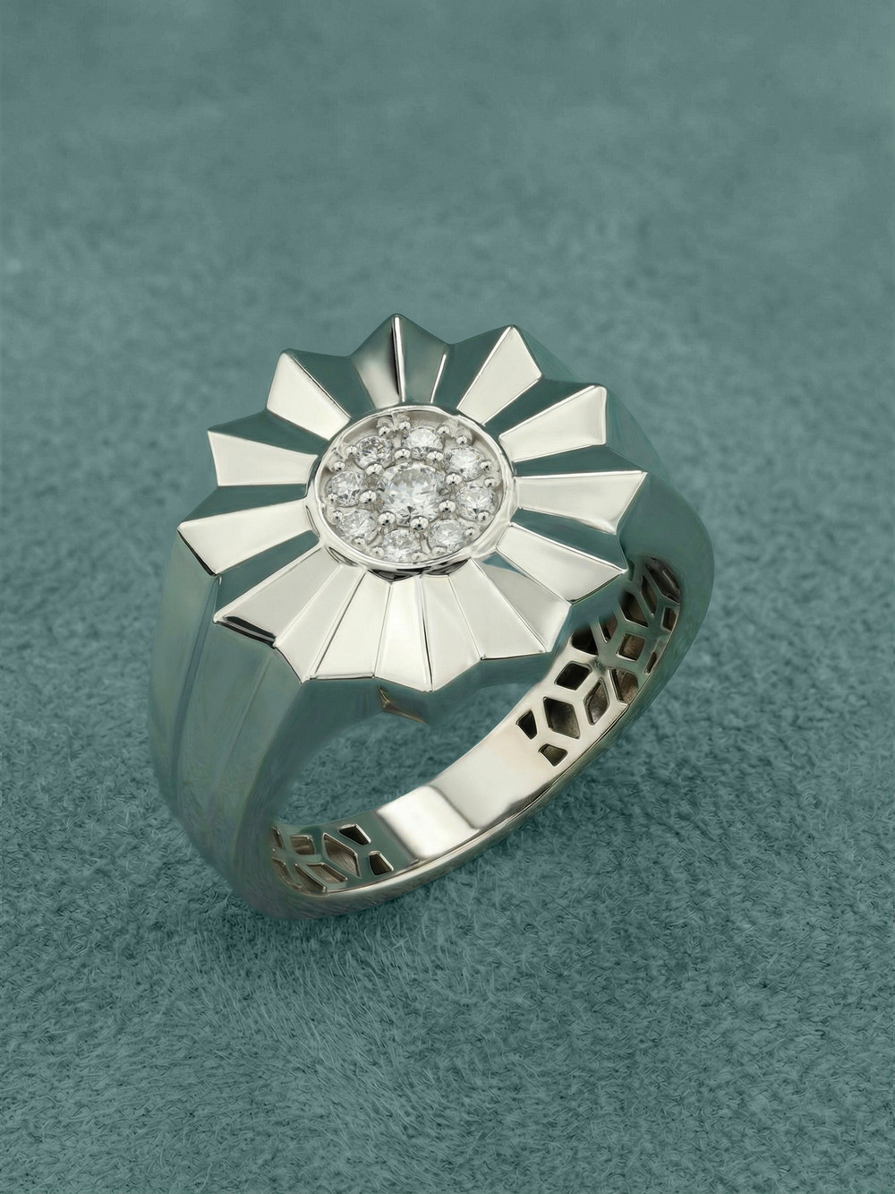 Кольцо из белого золота c бриллиантами