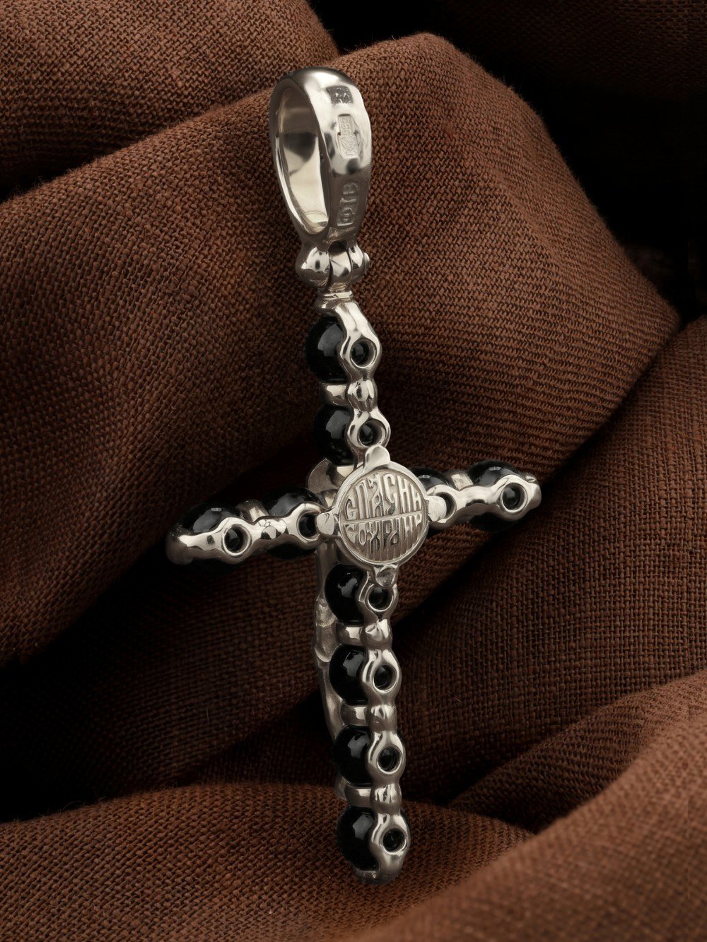 Крест из белого золота c ониксом