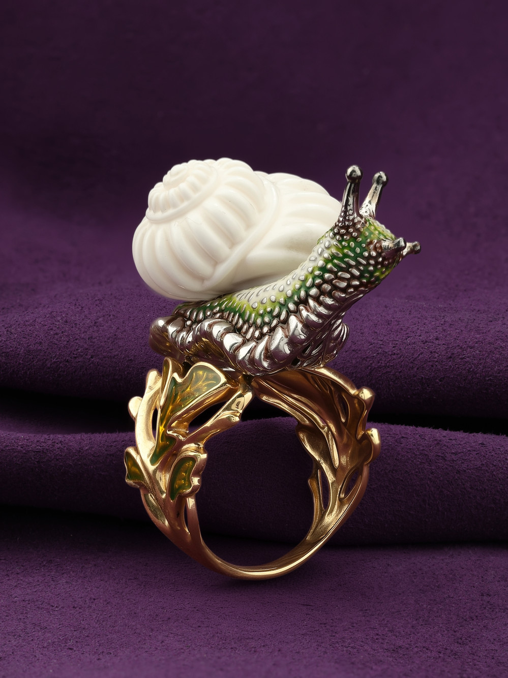 Кольцо из лимонного золота c эмалью и бивнем мамонта