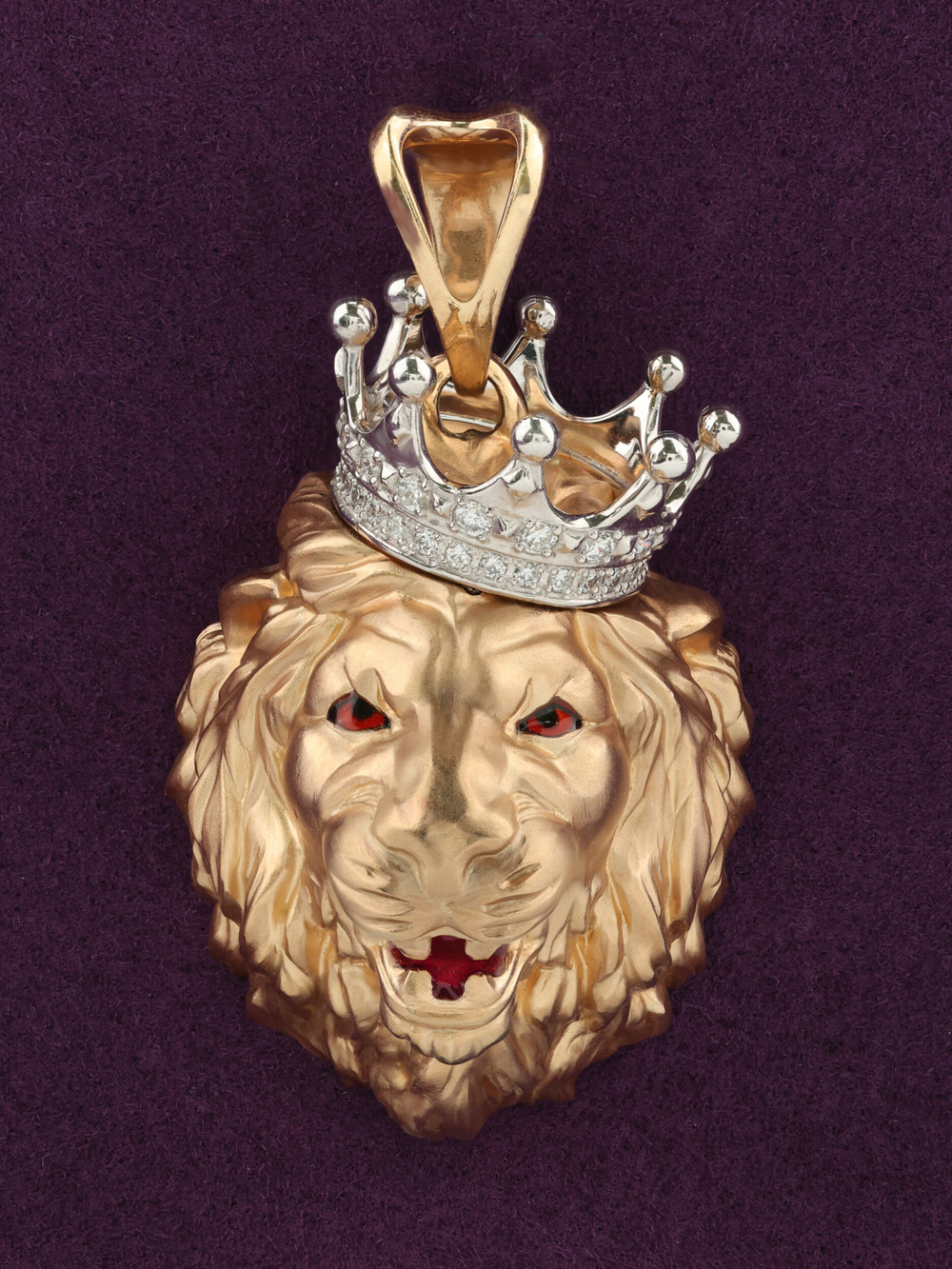 Подвеска из золота c эмаль и бриллиантами