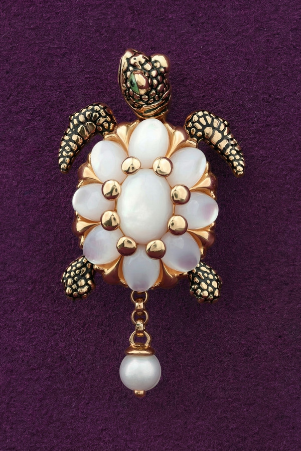 Подвеска из золота c эмаль , жемчугом и перламутром