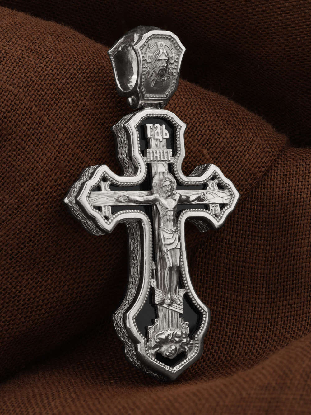 Крест из белого золота c ониксом