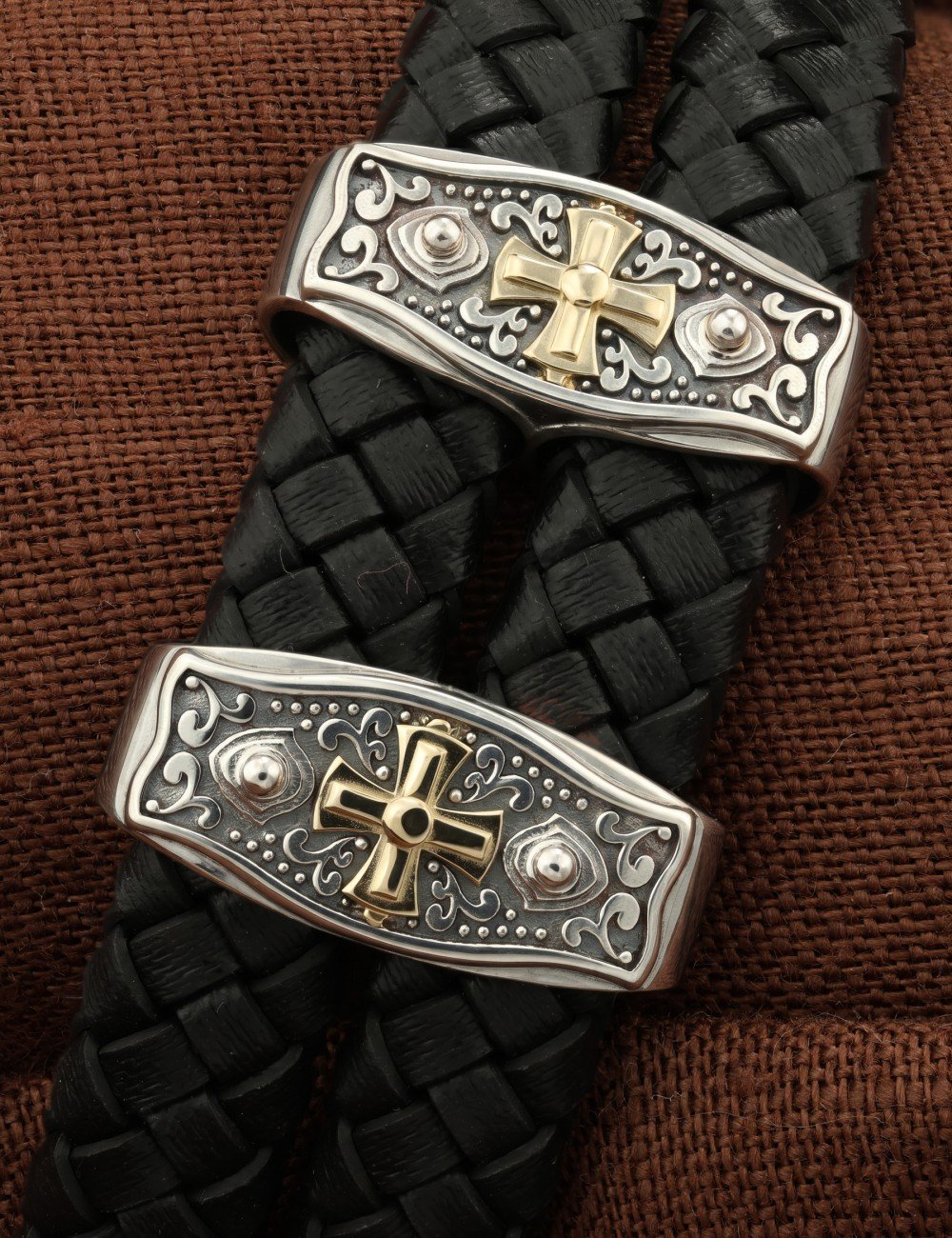 Браслет из серебра и золота c кожаным шнурком