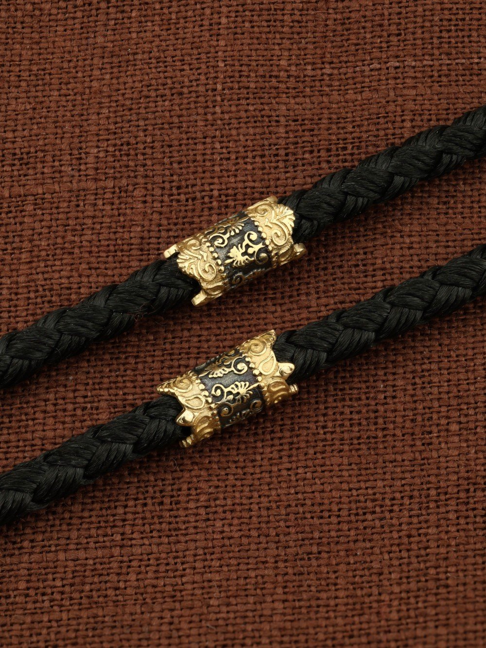 Шнурок шёлковый из лимонного золота c шёлковым шнурком