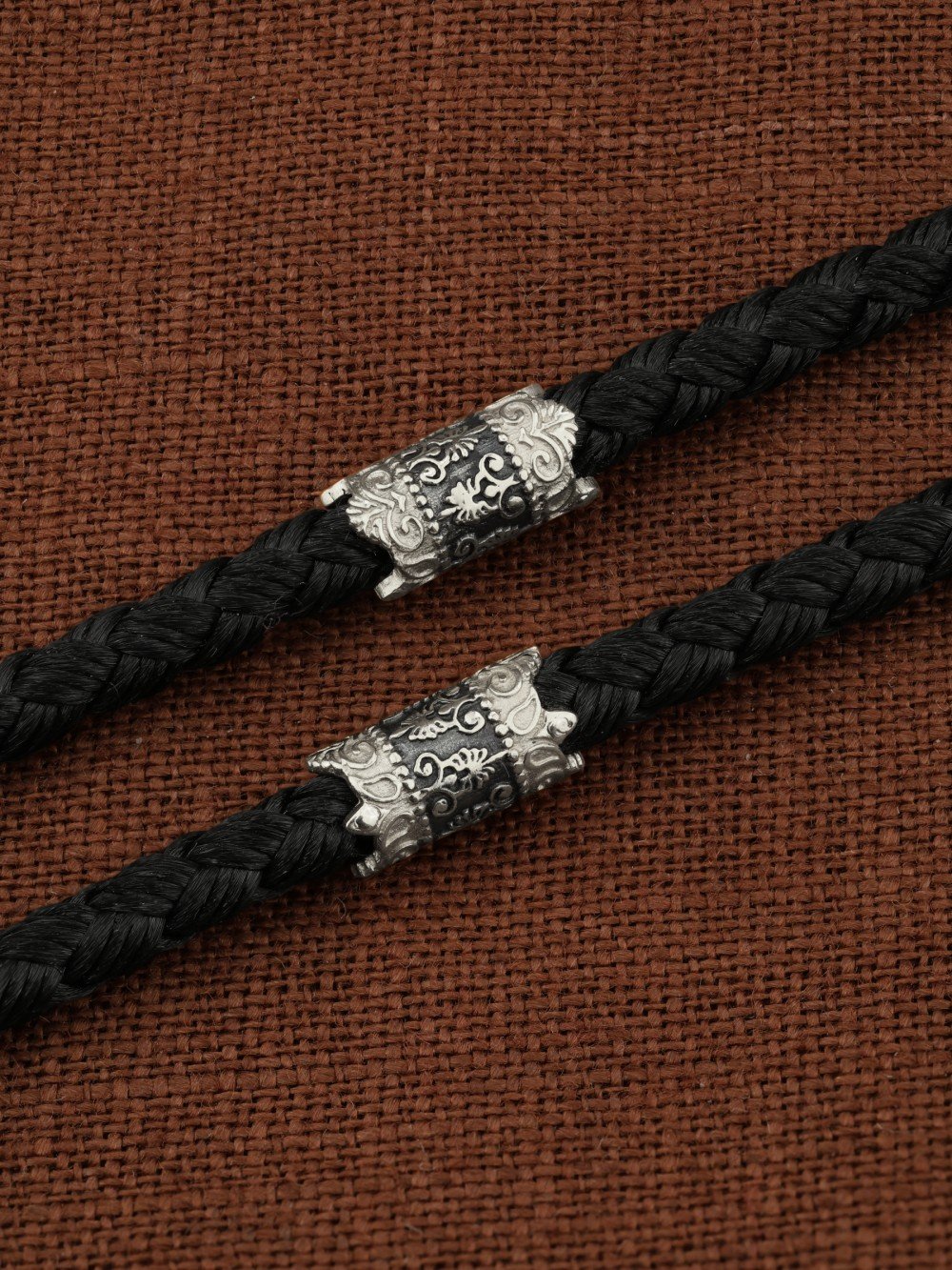 Шнурок шёлковый из белого золота c шёлковым шнурком