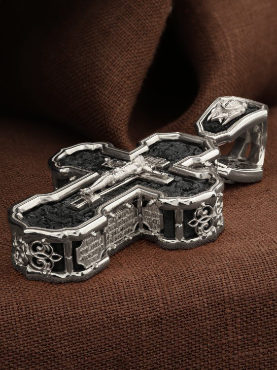 Крест из белого золота c эбеновым деревом