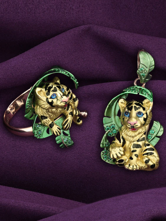 Подвеска из золота c эмаль и изумрудом