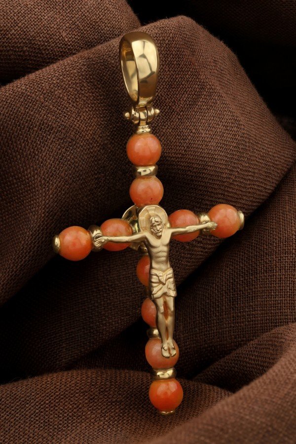 Крест из лимонного золота c кораллом