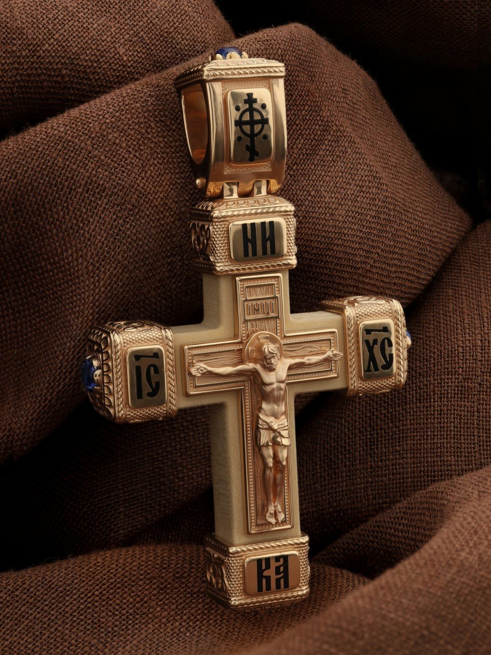 Крест из золота c эмаль , сапфиром и деревом груши