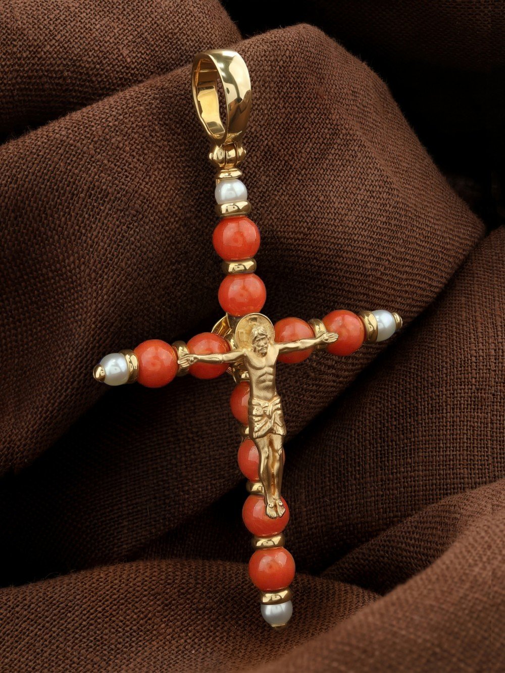 Крест из лимонного золота c жемчугом и кораллом