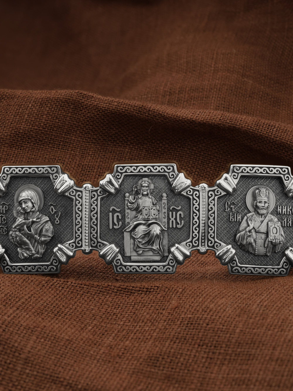 Браслет из белого золота c шнурком