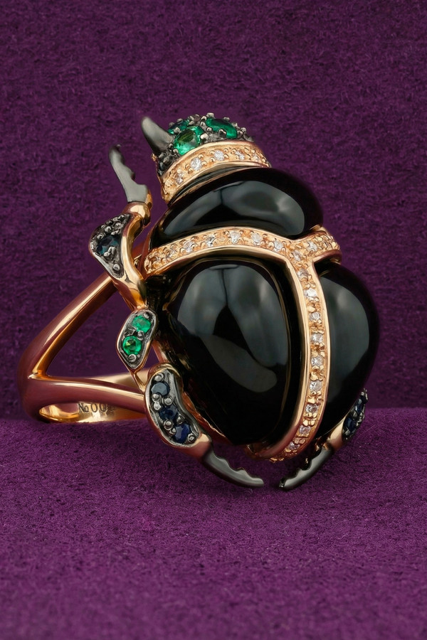 Кольцо из золота c бриллиантами, сапфиром, изумрудом и ониксом