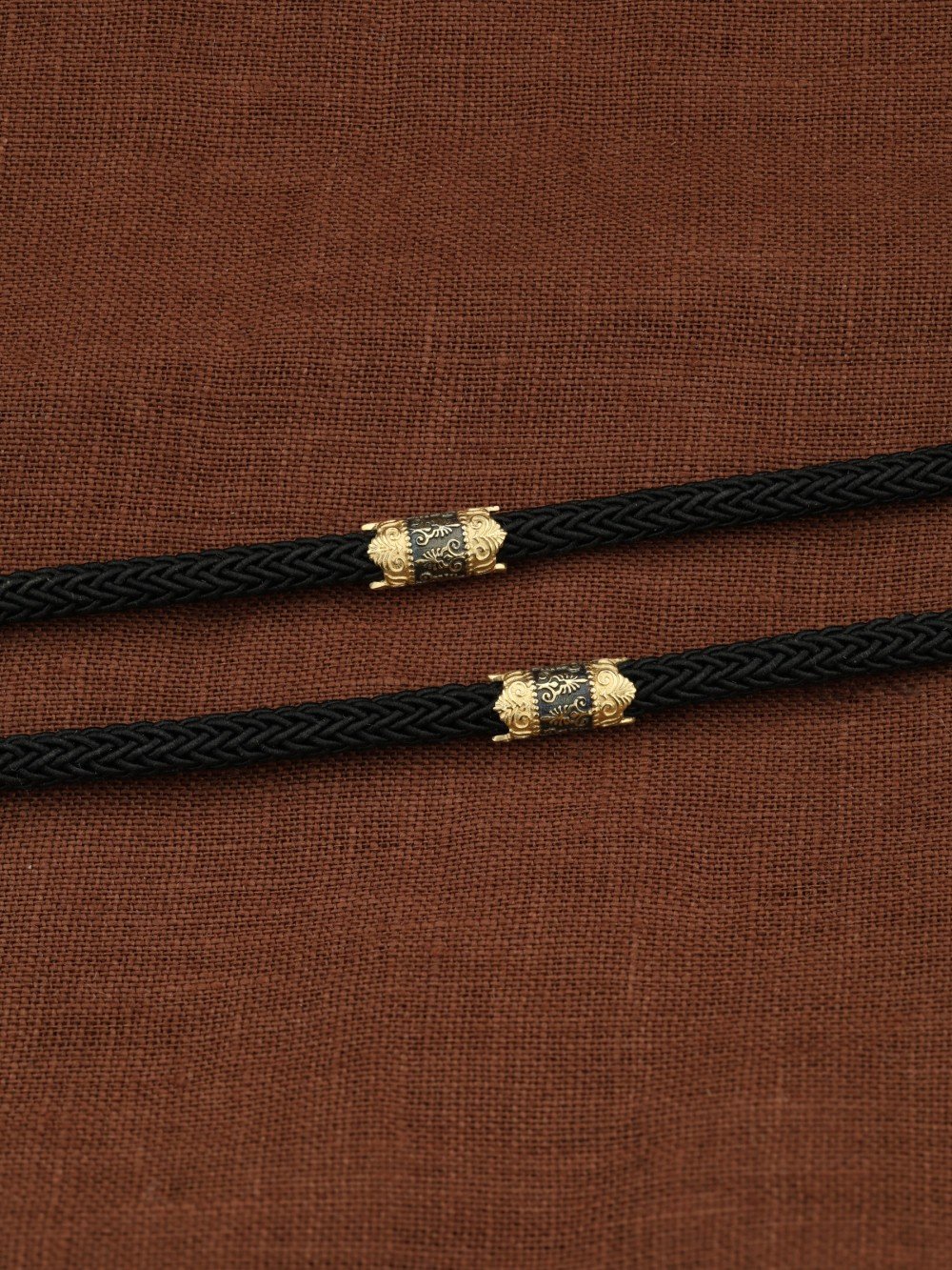 Шнурок шёлковый из лимонного золота c шёлковым шнурком