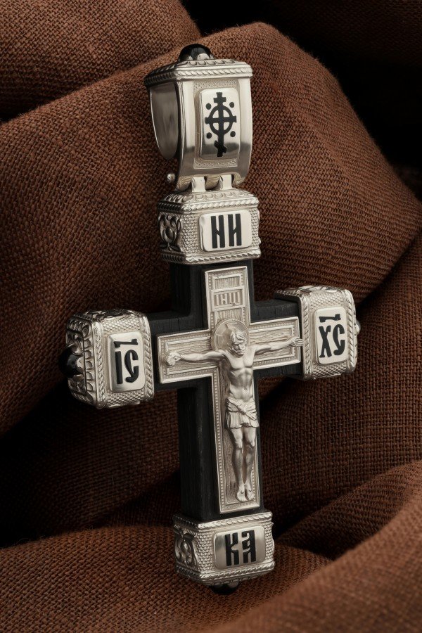 Крест из белого золота c эмаль , ониксом и эбеновым деревом