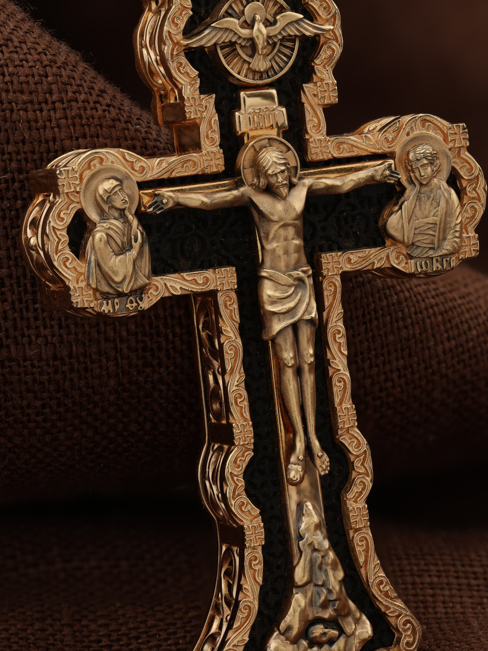 Крест из золота c эбеновым деревом