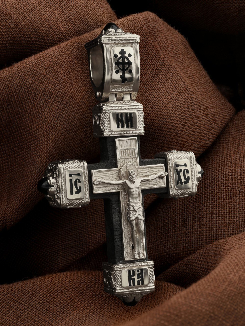 Крест из белого золота c эмаль , ониксом и эбеновым деревом