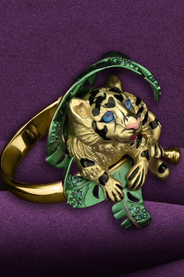 Кольцо из лимонного золота c эмаль и изумрудом