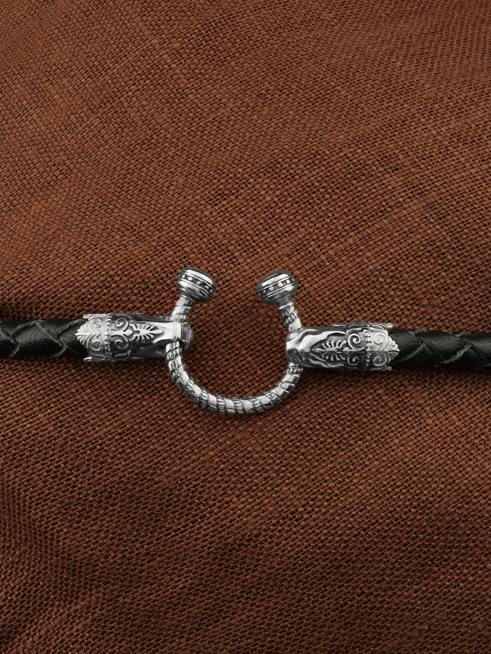 Шнурок кожаный из белого золота c кожаным шнурком