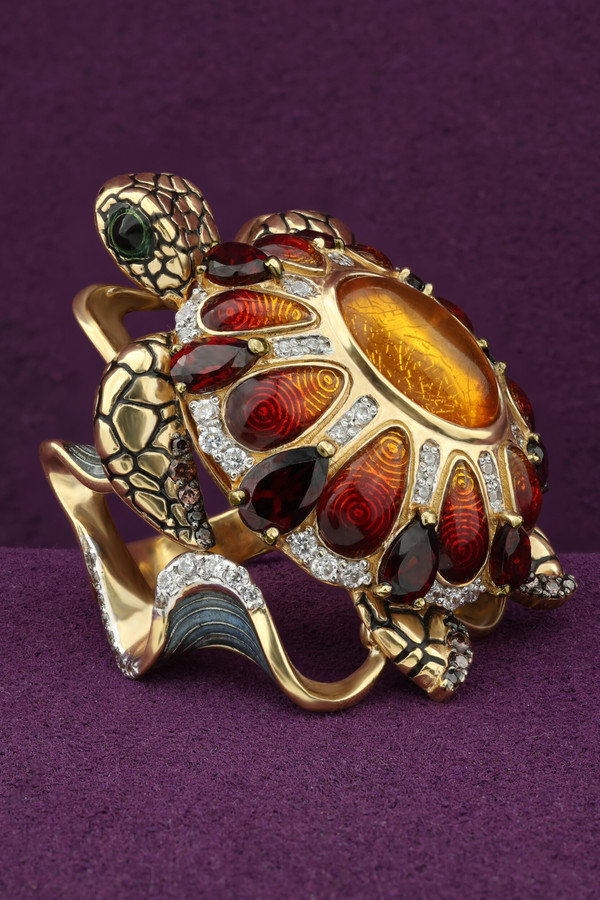 Кольцо из лимонного золота c эмаль , фианитом, гранатом и янтарём