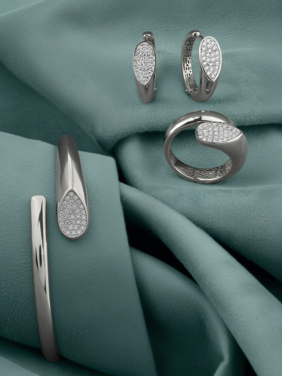 Серьги из белого золота c бриллиантами