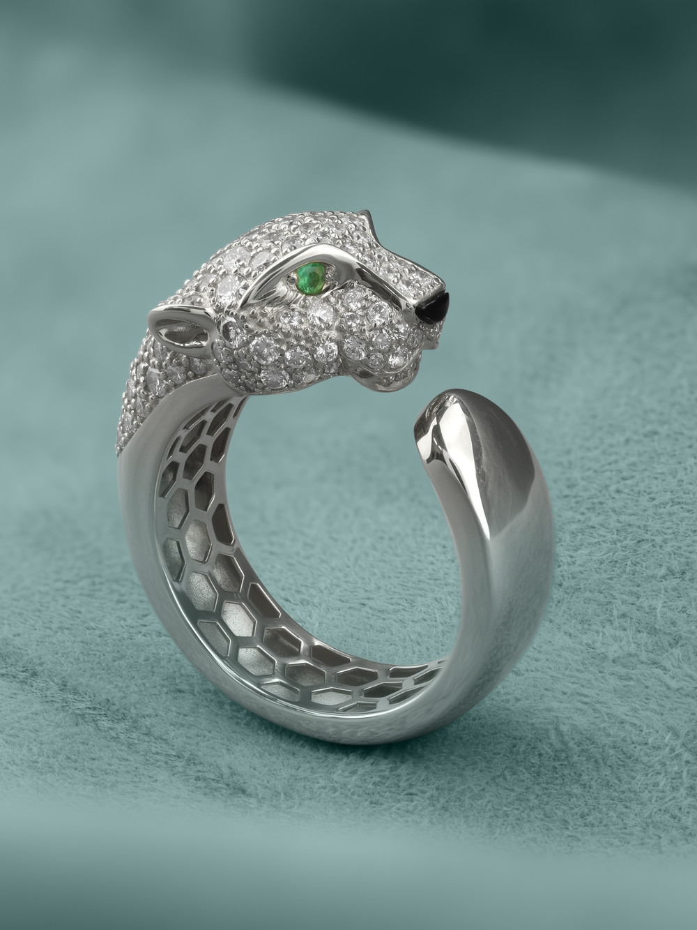 Кольцо из белого золота c бриллиантами, изумрудом и ониксом