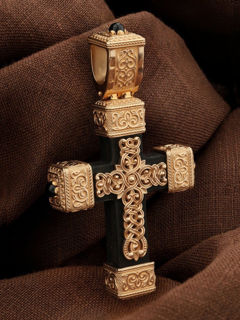 Крест из золота c эмаль , ониксом и эбеновым деревом