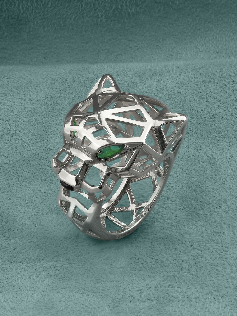 Кольцо из белого золота c изумрудом и ониксом