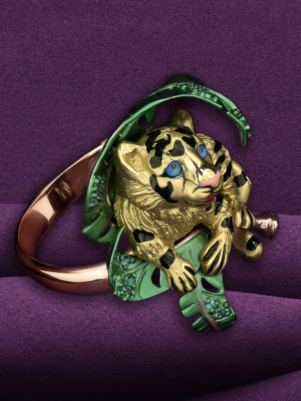 Кольцо из золота c эмаль и изумрудом