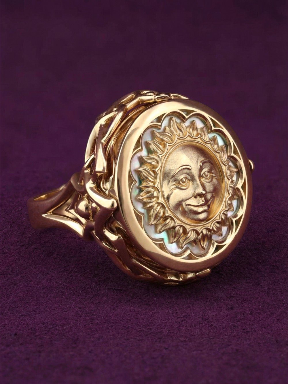 Кольцо из золота c ониксом и перламутром