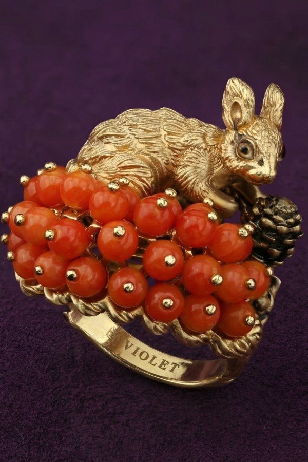 Кольцо из лимонного золота c эмаль и кораллом