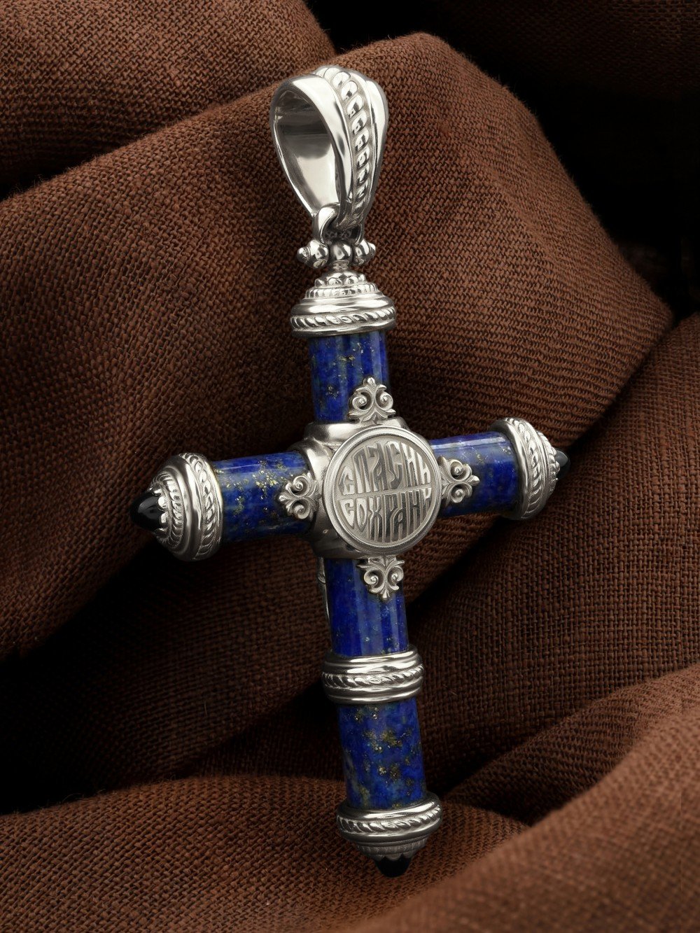 Крест из белого золота c ониксом и лазуритом