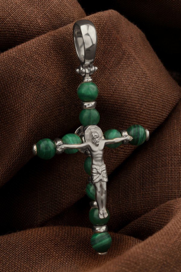 Крест из белого золота c малахитом