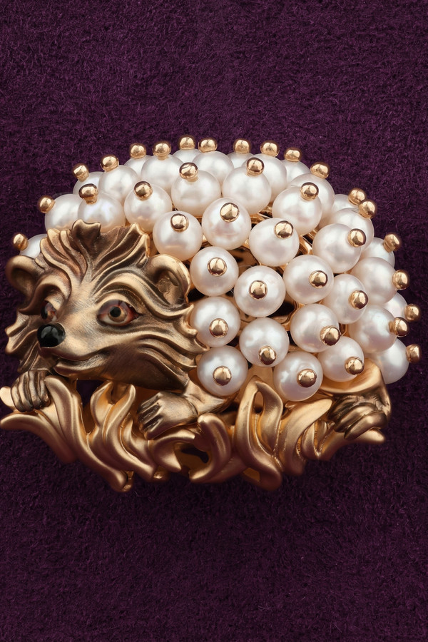 Брошь из золота c эмаль и жемчугом