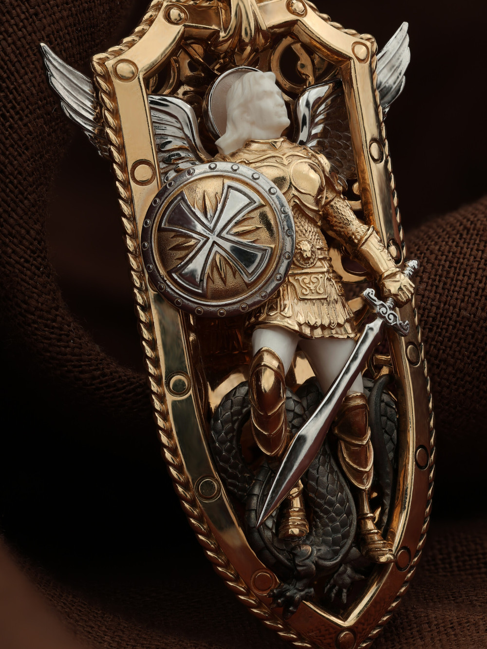 Образок из золота c эмаль и бивнем мамонта