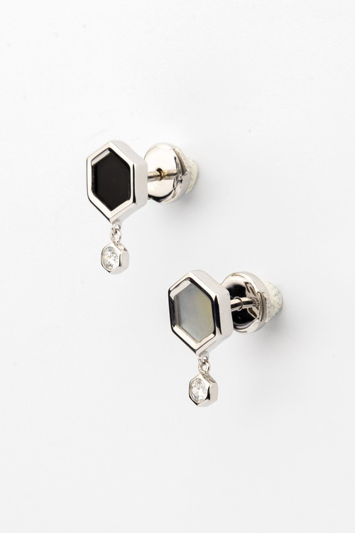 Серьги из белого золота c бриллиантами, ониксом и перламутром