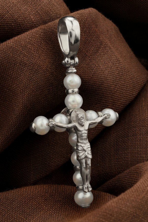 Крест из белого золота c жемчугом