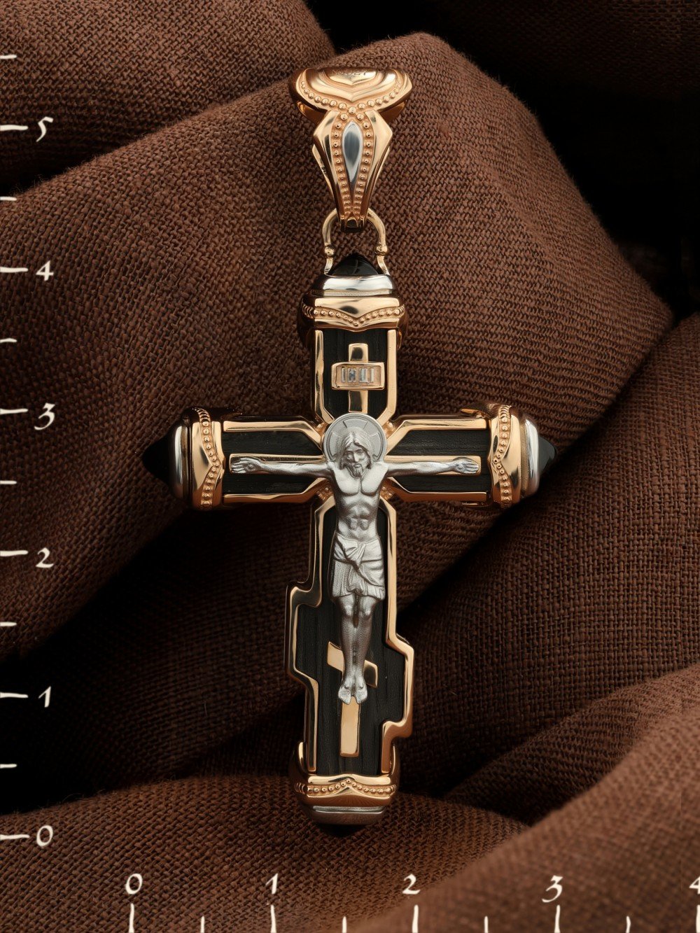 Крест из золота c ониксом и эбеновым деревом