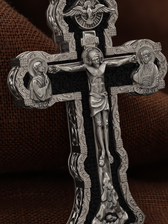 Крест из белого золота c эбеновым деревом