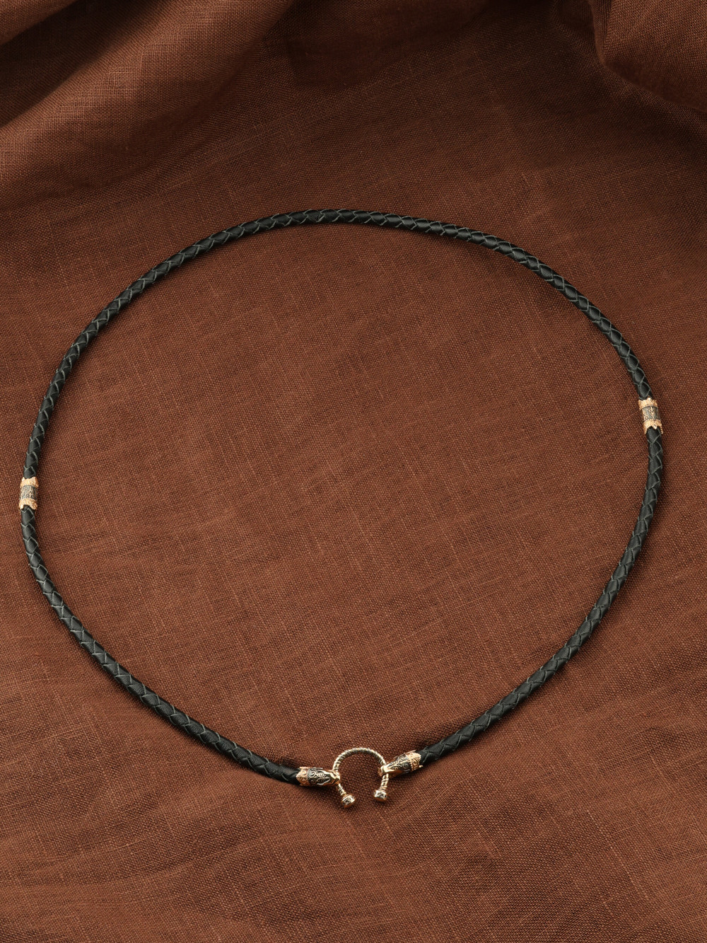 Шнурок кожаный из золота c кожаным шнурком