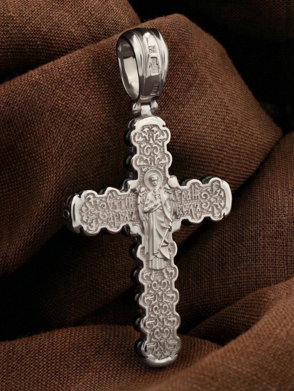 Крест из белого золота c ониксом