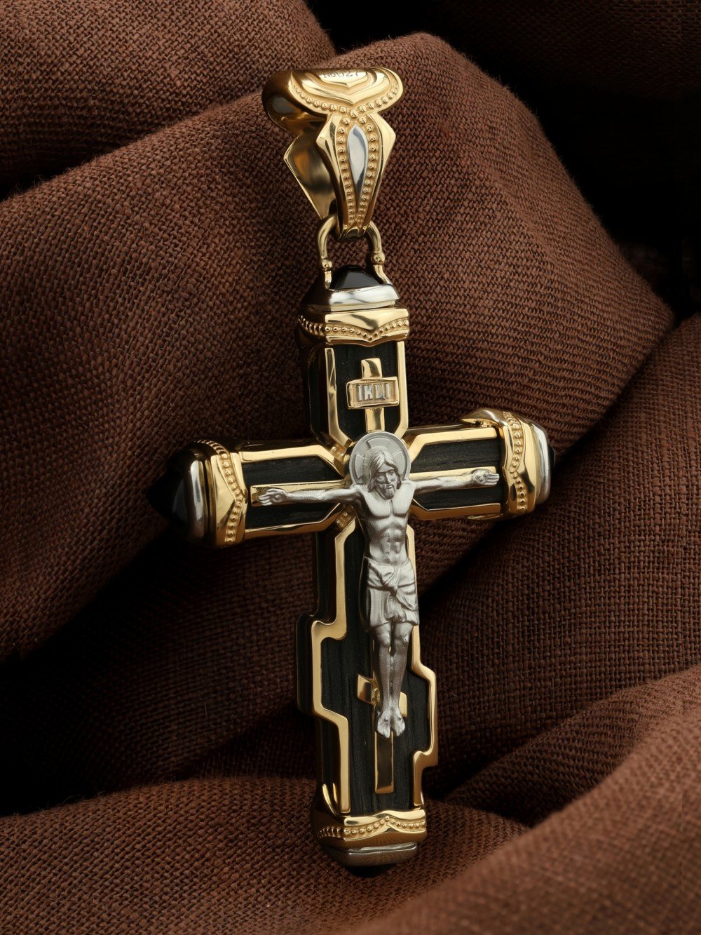 Крест из лимонного золота c ониксом и эбеновым деревом