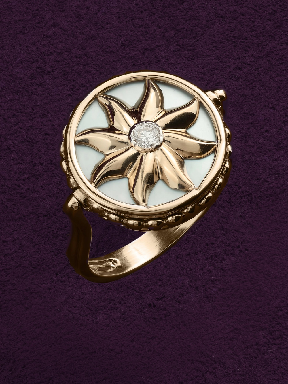 Кольцо из золота c бриллиантами, ониксом и перламутром