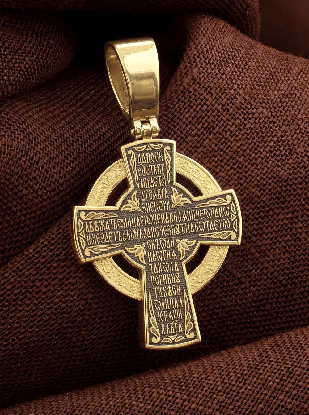 Крест из лимонного золота