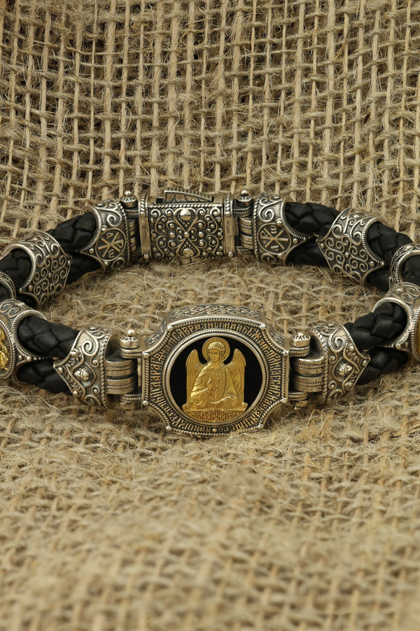 Браслет из серебра и золота c кожаным шнурком и ониксом