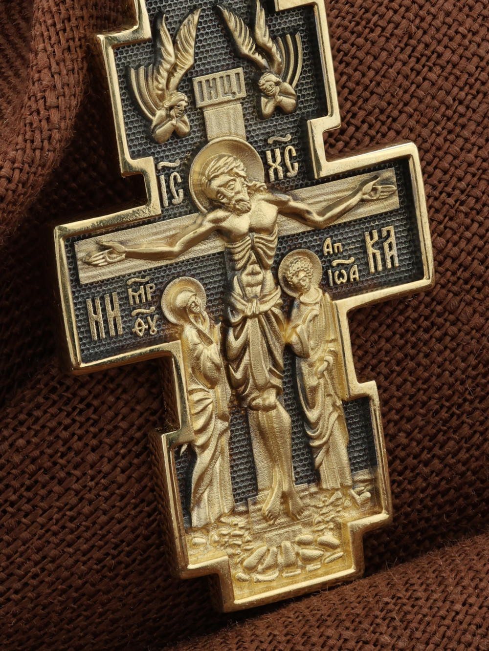 Крест из лимонного золота